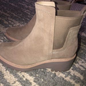 Dolce Vita size 8m HADDIE WEDGIE CHELSEA BOOT